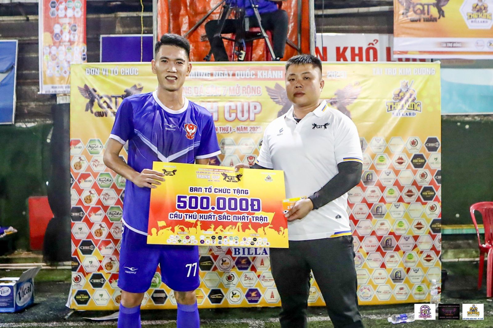 Ông Quý Trần, Trưởng Ban tổ chức Giải, trao danh hiệu Cầu thủ xuất sắc nhất trận đấu cho Tài "Dimaria" 