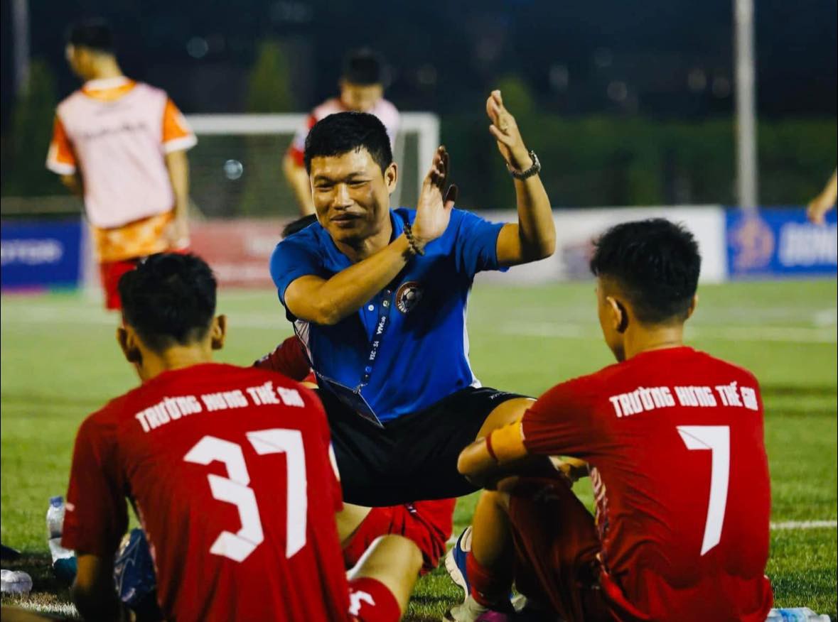 Trần Hữu Đông Triều: Vừa làm, vừa học những tinh túy của sân 7 để về trường huấn luyện