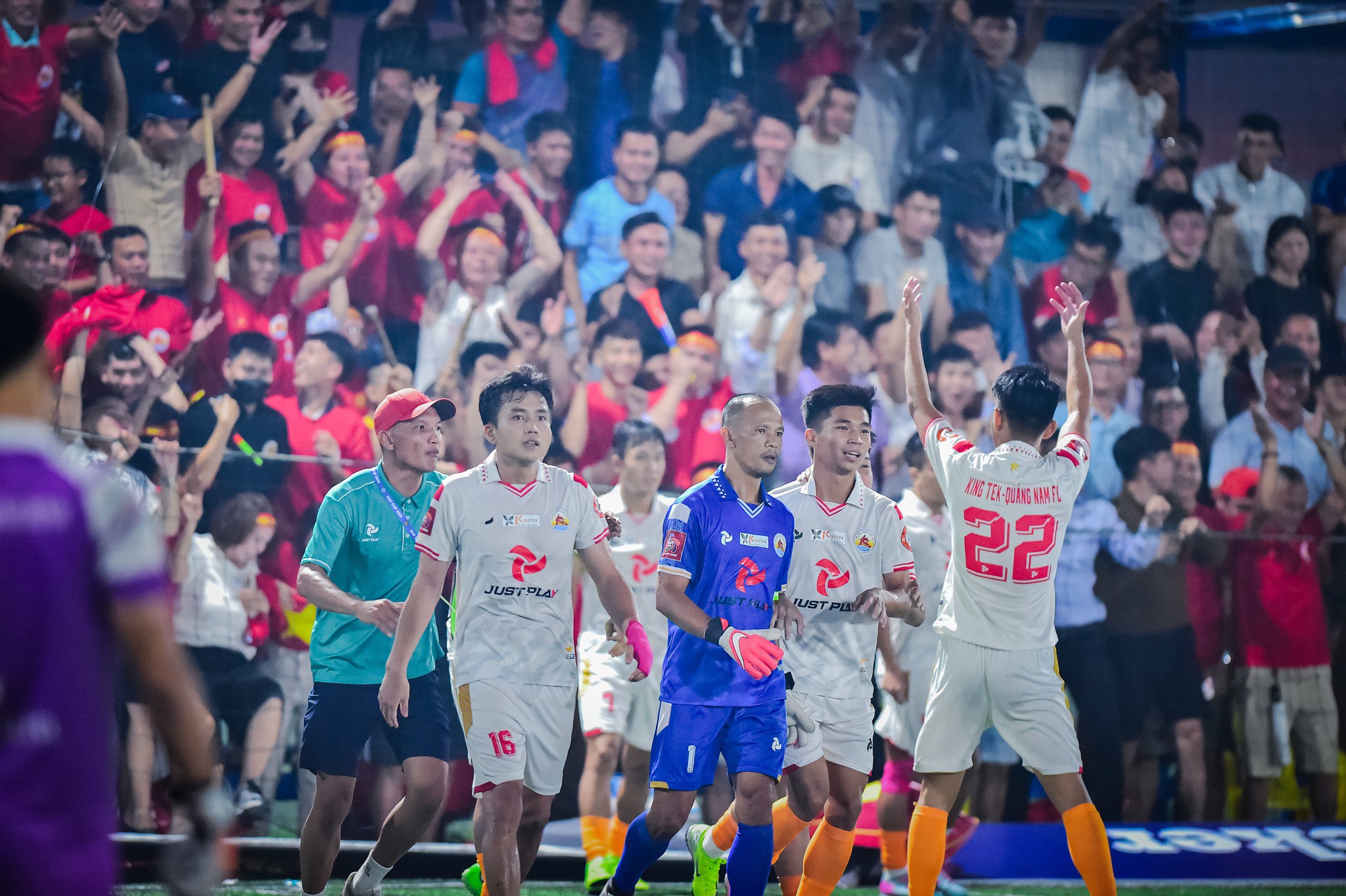Bán kết DHF Cup 2025: Những kịch bản điên rồ, derby xứ Quảng ở chung kết
