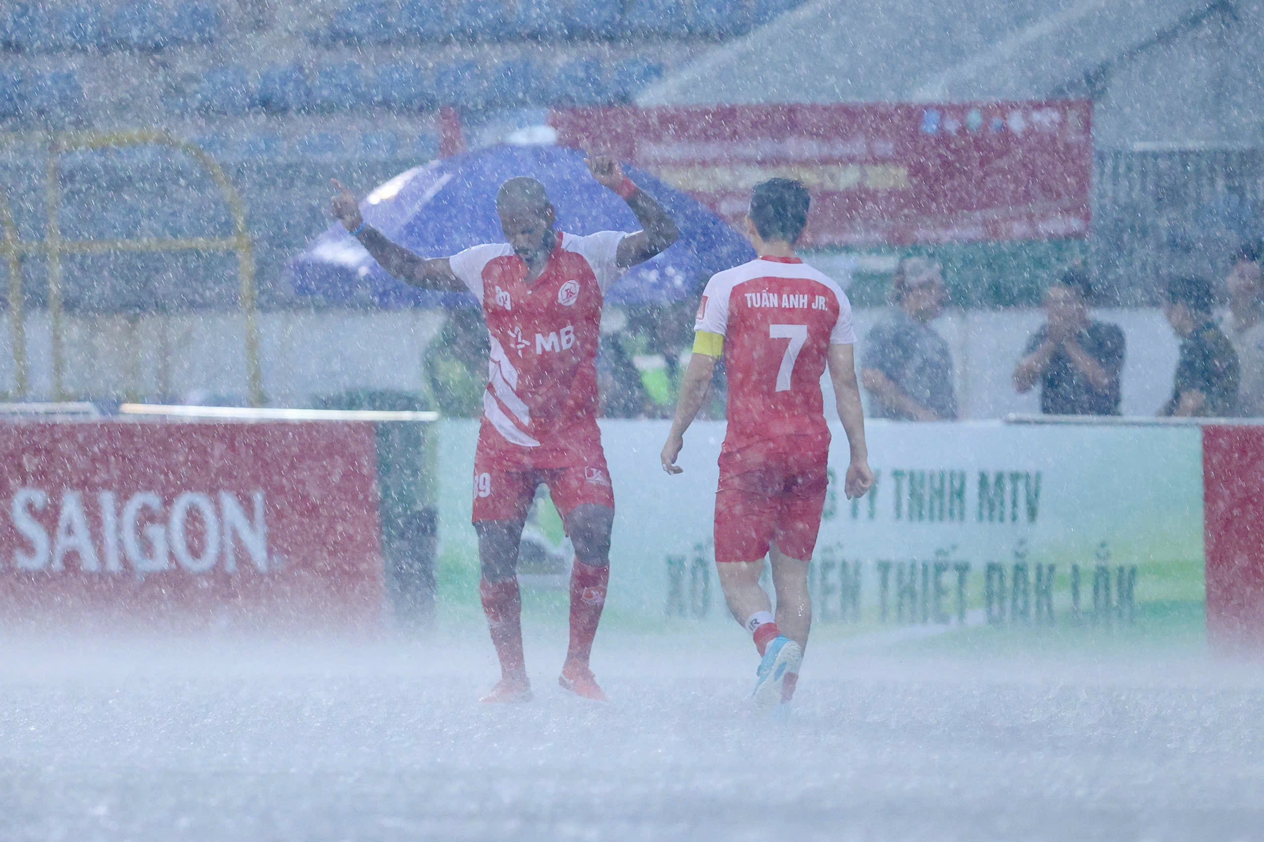Thiên Khôi FC vào chung kết sau trận "thuỷ chiến"kịch tính  với MyMy FC