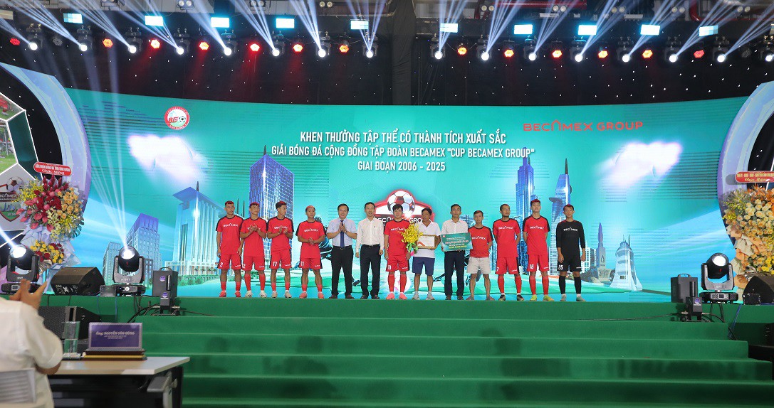Nhiều sao phủi được vinh danh tại giải bóng đá phong trào sân 11 hàng đầu Việt Nam